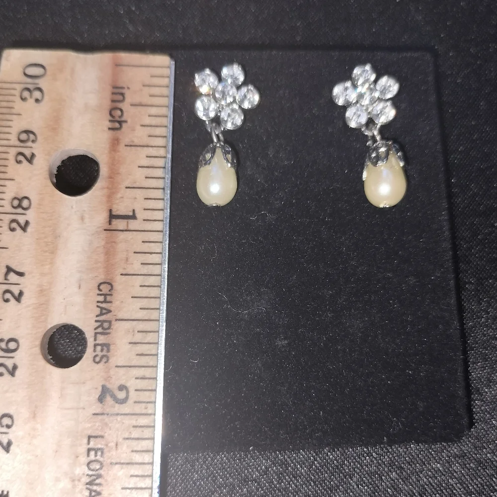 Silvertone earring with pearl beads - Picture 7 of 9